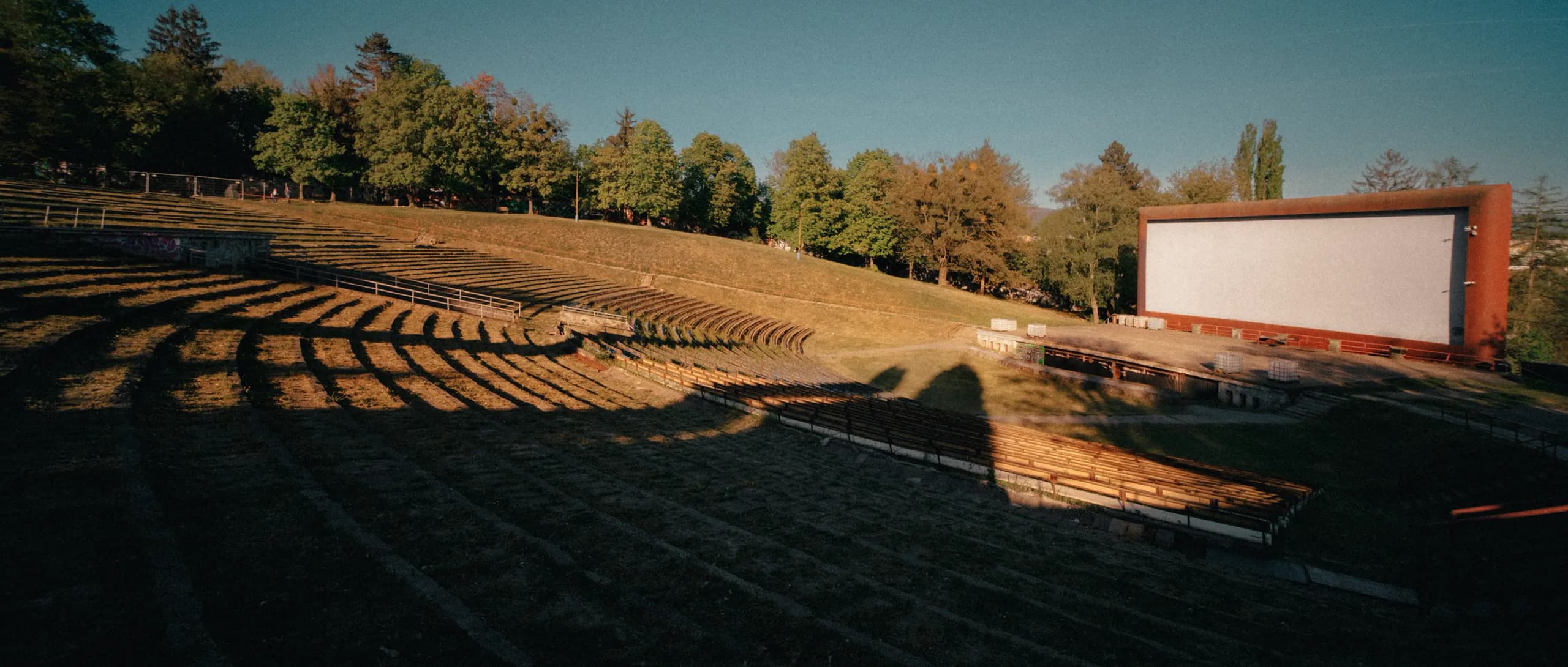 Večerný panoramatický pohľad na open-air priestor Amfiteáter Prešov