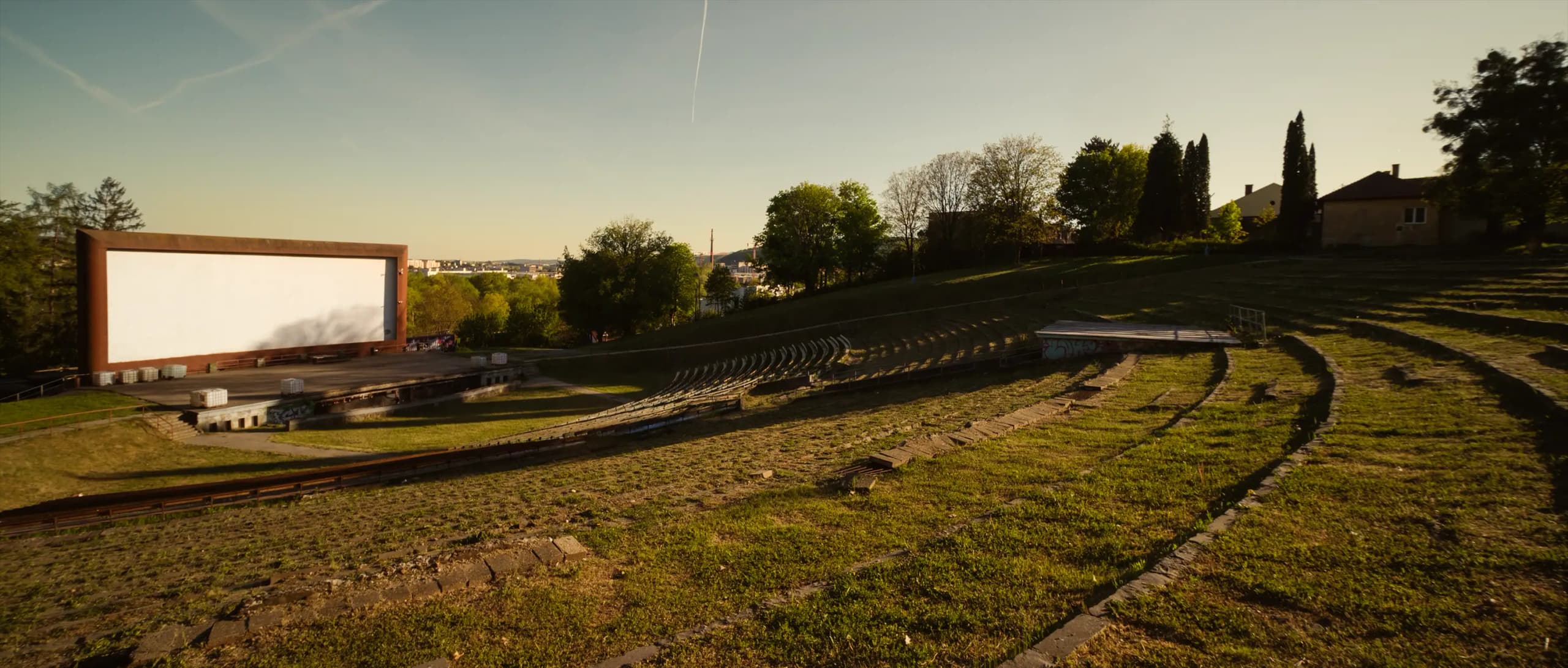 Široký architektonický pohľad na open-air javisko Amfiteátra Prešov