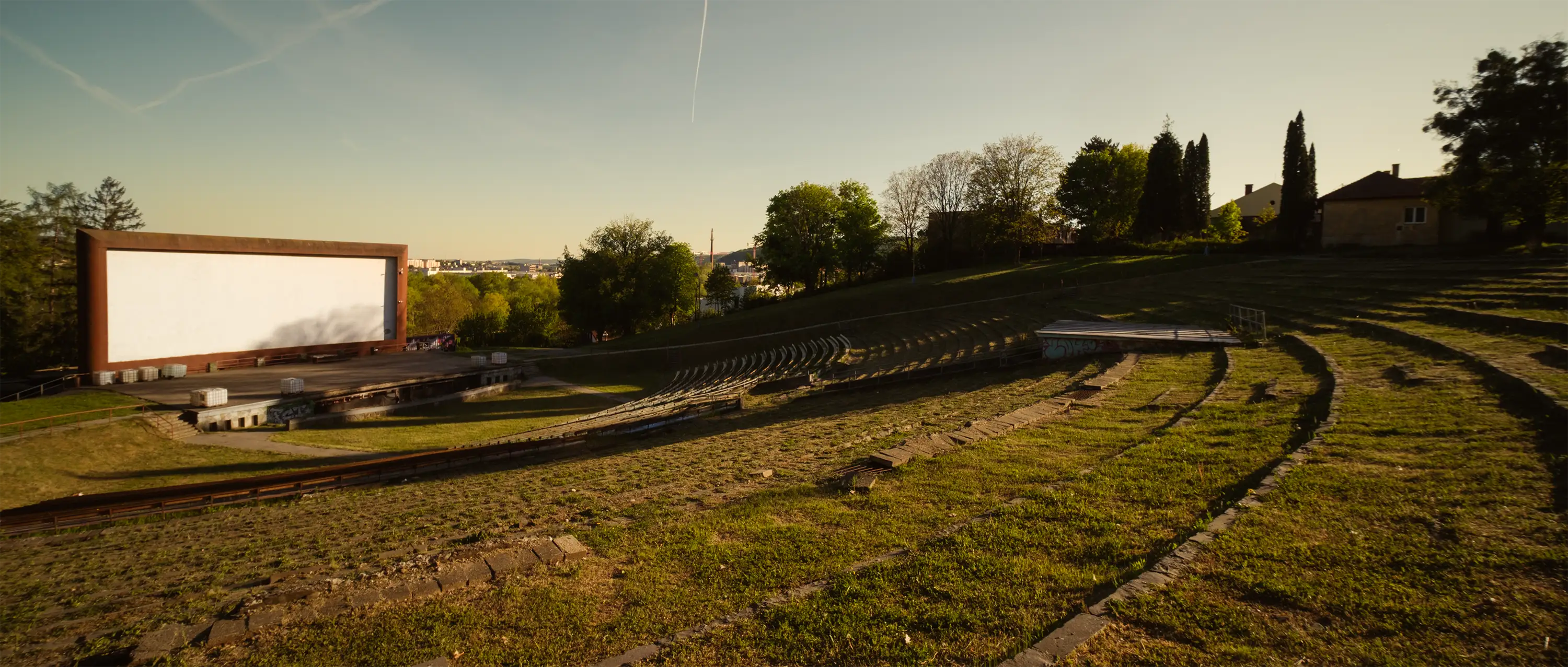 Široký architektonický pohľad na open-air javisko Amfiteátra Prešov